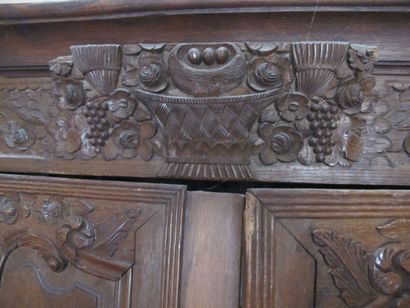 Armoire normande en chêne sculpté ouvrant...