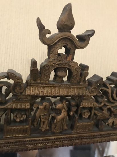 Miroir en bois sculpté et doré à décor ajouré...
