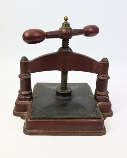 Presse en fonte de fer laqué rouge.

H. :...