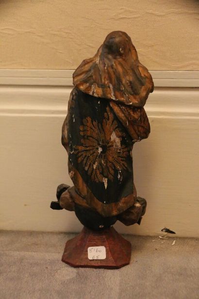 Vierge sur les nuées, en bois sculpté polychrome....
