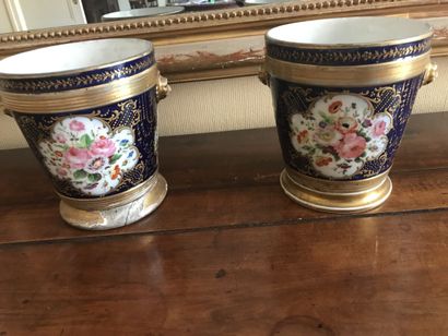 Paire de cache pots en porcelaine à décor...
