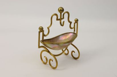 Porte-montre nacelle en laiton doré et coquillage...