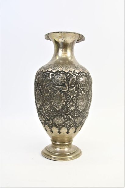 Vase sur piédouche à col évasé en argent,...