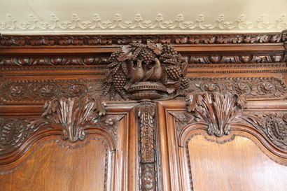 Armoire de mariage en chêne mouluré et sculpté,...