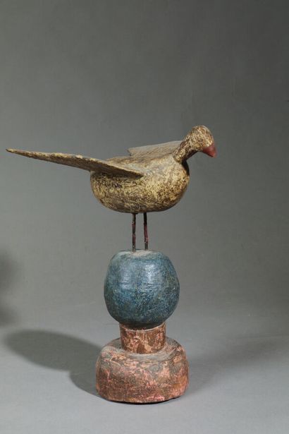
Oiseau sur une sphère, en bois polychrome....