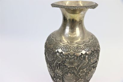 Vase sur piédouche à col évasé en argent,...