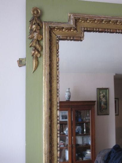 Miroir cadre en bois sculpté, doré et rechampi...