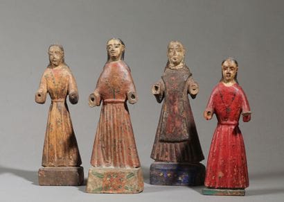 Quatre statuettes de saintes en bois polychrome....