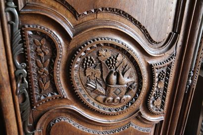 Armoire de mariage en chêne mouluré et sculpté,...
