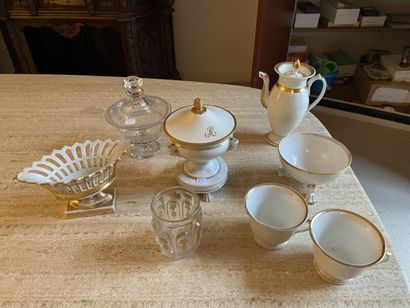 Ensemble en porcelaine de Paris émaillée...
