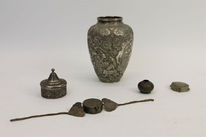 Vase, petite boite couverte et deux boîtes...