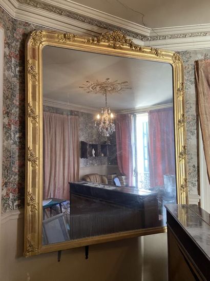 Grand miroir 

En bois stuqué, mouluré et...