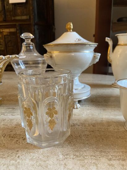 Ensemble en porcelaine de Paris émaillée...