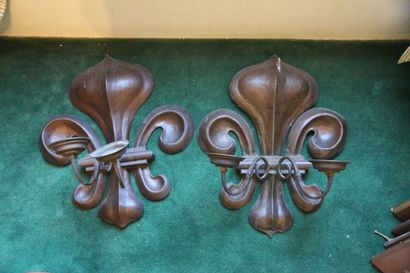 Paire d'appliques fleur de lys en cuivre...