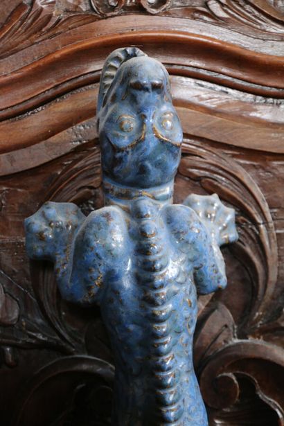 PIERREFONDS

Salamandre en grès émaillé bleu,...