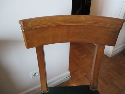 Six chaises en noyer, dossier bandeau, piétement...