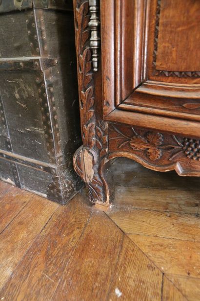 Armoire de mariage en chêne mouluré et sculpté,...