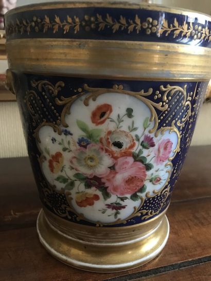 Paire de cache pots en porcelaine à décor...