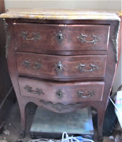 Commode en bois de placage à faces galbées...