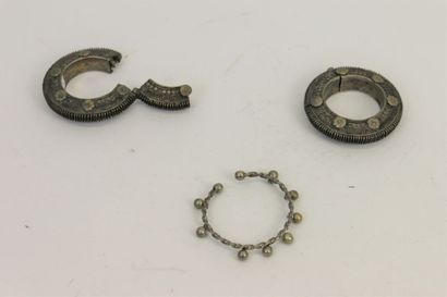 Un bracelet en argent torsadé et à grelots,...