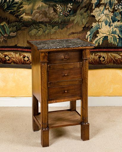 Table chiffonnière en acajou, ouvrant à trois...