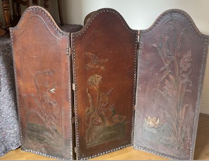 Paravent à trois feuilles en cuir marqueté...