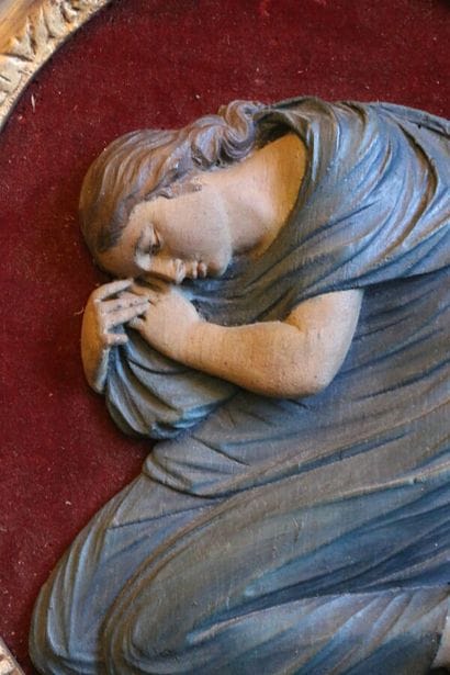 Jeune femme drapée à l'antique, bois sculpté...