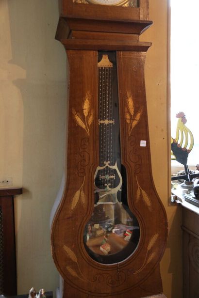 Pendule de parquet, la caisse en bois peint...