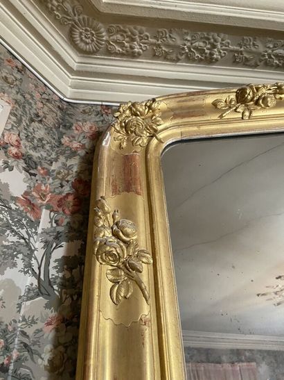 Grand miroir 

En bois stuqué, mouluré et...
