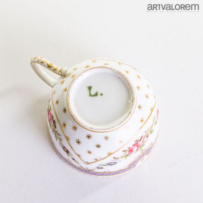 Tasse et sa sous - tasse en porcelaine dure...
