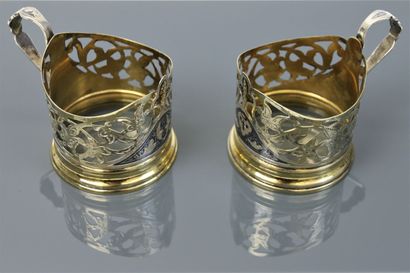 Deux montures de tasse à une anse, en argent...
