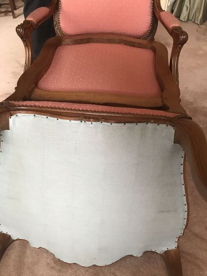 Paire de fauteuils en bois sculpté mouluré...