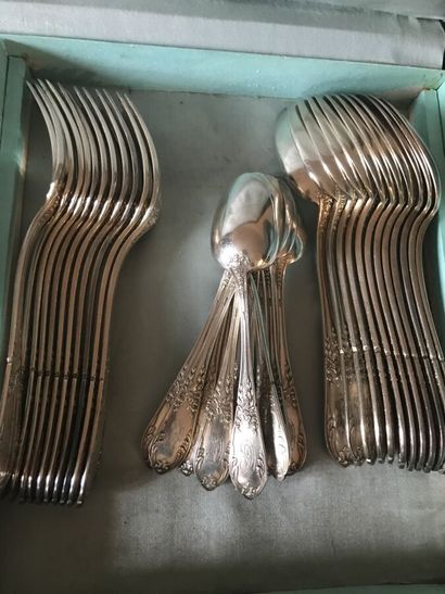 Partie de ménagère en métal argenté à décor...