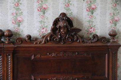 Paire de têtes de lit en chêne teinté mouluré...