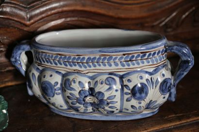 Deux vases de communion en porcelaine de...