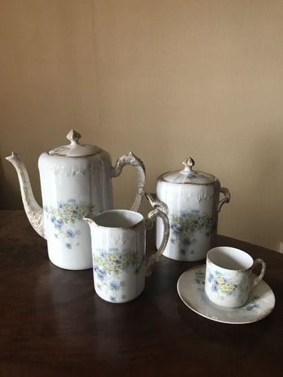 Service à café en porcelaine à décor floral...