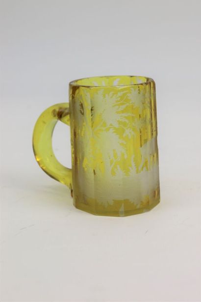 Ensemble en verre overlay jaune, comprenant...