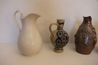 Ensemble de 6 pichets, cinq en grès à décor...