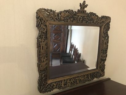 Miroir en bois sculpté et doré à décor ajouré...