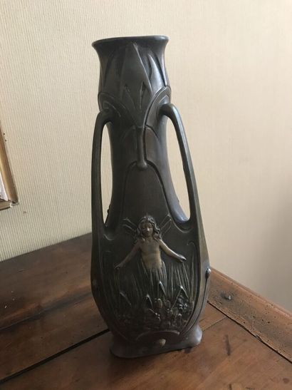 J. GARNIER 

Vase en régule de style art...