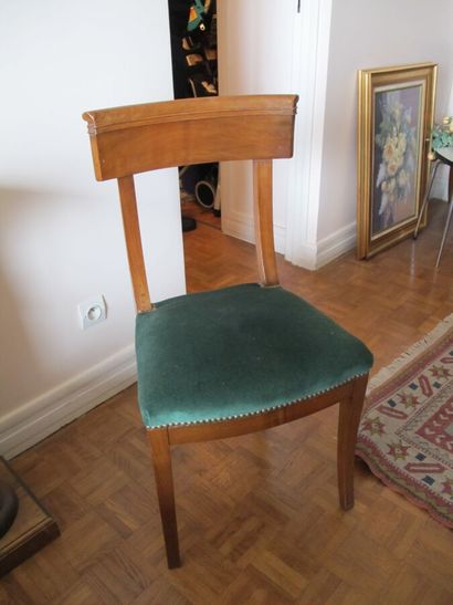 Six chaises en noyer, dossier bandeau, piétement...