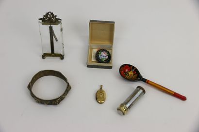 Ensemble d'objets de vitrine, comprenant...