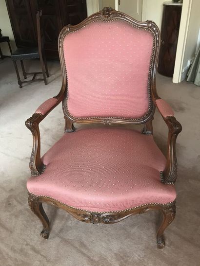 Paire de fauteuils en bois sculpté mouluré...