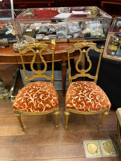 Paire de chaises volantes en bois doré, dossier...