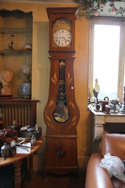 Pendule de parquet, la caisse en bois peint...