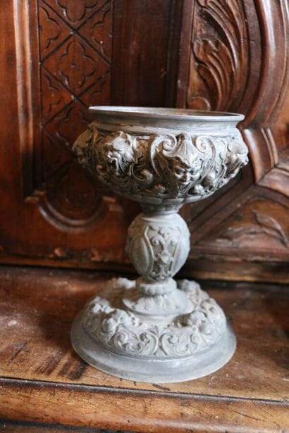 Calice en étain à décor repoussé de mascarons,...