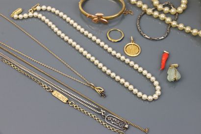 Lot de bijoux fantaisie comprenant:

Bracelet...