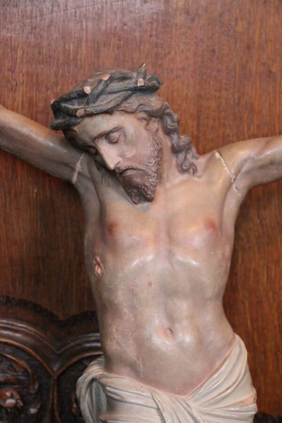 Christ en croix 

En terre cuite émaillée...