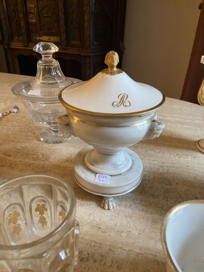 Ensemble en porcelaine de Paris émaillée...