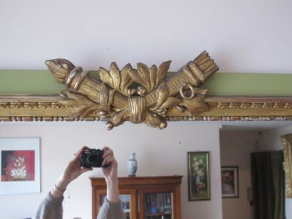 Miroir cadre en bois sculpté, doré et rechampi...